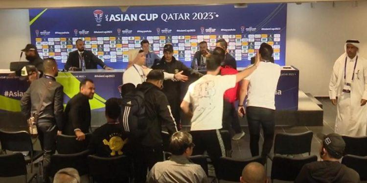 Απίστευτες σκηνές: Επίθεση δημοσιογράφων στον προπονητή του Ιράκ Χεσούς Κάσας στη συν. Τύπου μετά τον αποκλεισμό