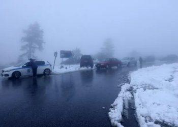 Διακοπή κυκλοφορία στη Πάρνηθα, στο ύψος του τελεφερίκ, λόγω χιονόπτωσης