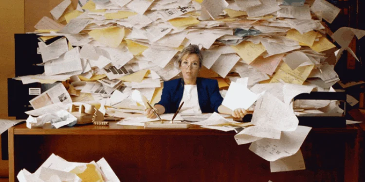 Διευθυντές σχολείων: «Δεν αντέχουμε άλλο. Μας “καίνε” εργασιακά και μας οδηγούν σε παραίτηση»