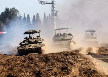 Ο ισραηλινός στρατός σφυροκοπά τη Ράφα – Χιλιάδες άμαχοι βρίσκονται στην περιοχή