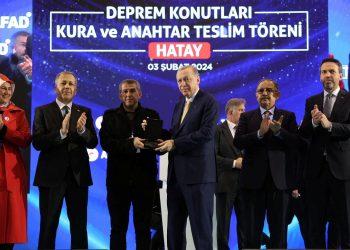 Viral ξανά ο Ερντογάν: Έκανε κλήρωση για τα πρώτα νέα σπίτια στους σεισμόπληκτους