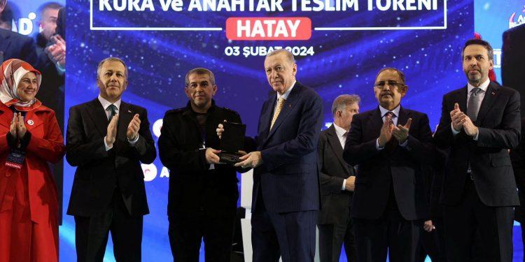 Viral ξανά ο Ερντογάν: Έκανε κλήρωση για τα πρώτα νέα σπίτια στους σεισμόπληκτους