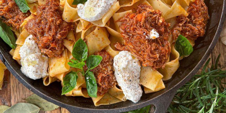 Μοσχαρίσιο Ραγού με Παπαρδέλες, Κατίκι και Βασιλικό