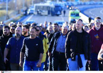 Σκληραίνουν τη στάση τους οι αγρότες: Τα 55 μπλόκα θα προχωρούν σε αποκλεισμούς δρόμων – Τα αιτήματά τους