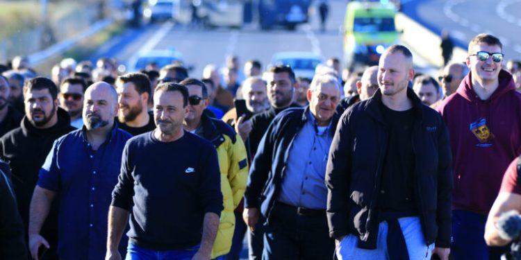 Σκληραίνουν τη στάση τους οι αγρότες: Τα 55 μπλόκα θα προχωρούν σε αποκλεισμούς δρόμων – Τα αιτήματά τους
