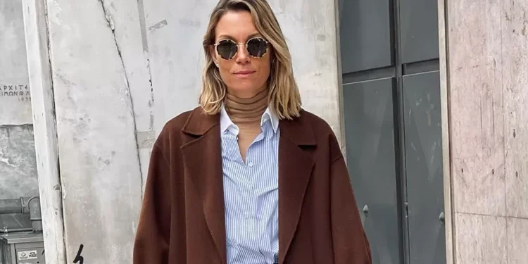 Η Βίκυ Καγιά με καρό σακάκι και τζιν παντελόνι σε ένα casual look που μπορείς να αντιγράψεις