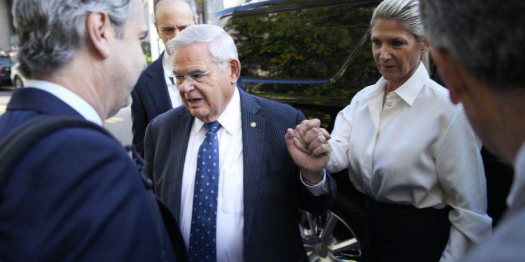 Το ασυνήθιστο αίτημα του Μενέντεζ: Μη με δικάσετε μαζί με τη γυναίκα μου