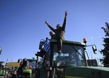 ΑΡΧΕΙΟ - Διαμαρτυρόμενοι αγρότες με τα τρακτέρ τους συμμετέχουν σε συγκέντρωση έξω από την ετήσια εμπορική έκθεση Agrotica στην πόλη του λιμανιού της Θεσσαλονίκης, στη βόρεια Ελλάδα, το Σάββατο 3 Φεβρουαρίου 2024. (AP Photo/Giannis Papanikos)