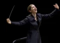 Karina Canellakis: Η περιζήτητη μαέστρος με τις ελληνικές ρίζες που έσπασε το ανδρικό άβατο του πόντιουμ