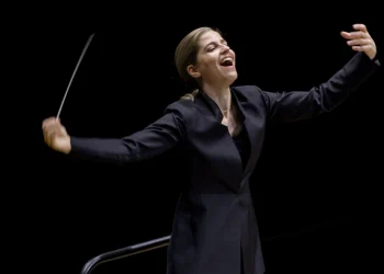 Karina Canellakis: Η περιζήτητη μαέστρος με τις ελληνικές ρίζες που έσπασε το ανδρικό άβατο του πόντιουμ