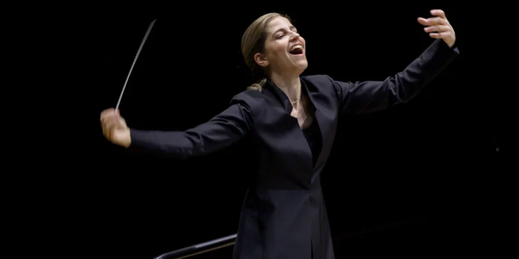 Karina Canellakis: Η περιζήτητη μαέστρος με τις ελληνικές ρίζες που έσπασε το ανδρικό άβατο του πόντιουμ