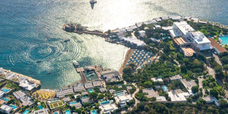 Στο σφυρί τα 5άστερα Elounda Beach Hotel & Villas και Elounda Bay Palace του ομίλου Μαντωνανάκη