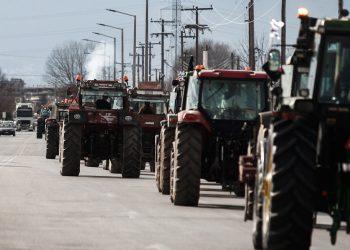 Κλιμακώνουν τις κινητοποιήσεις τους οι αγρότες με μπλόκα σε εθνικές οδούς – Ανάβουν τις μηχανές για Αθήνα