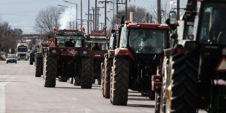 Κλιμακώνουν τις κινητοποιήσεις τους οι αγρότες με μπλόκα σε εθνικές οδούς – Ανάβουν τις μηχανές για Αθήνα
