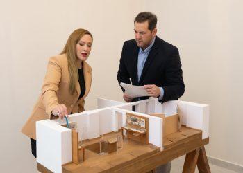 Οι Ηλιάνα Ζιώγα και ο Αθανάσιος Αθανασιάς κατά την παρουσίαση της μουσειογραφικής μελέτης.