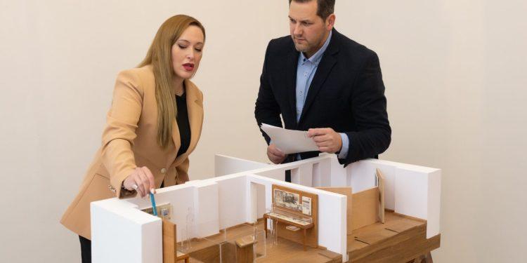 Οι Ηλιάνα Ζιώγα και ο Αθανάσιος Αθανασιάς κατά την παρουσίαση της μουσειογραφικής μελέτης.