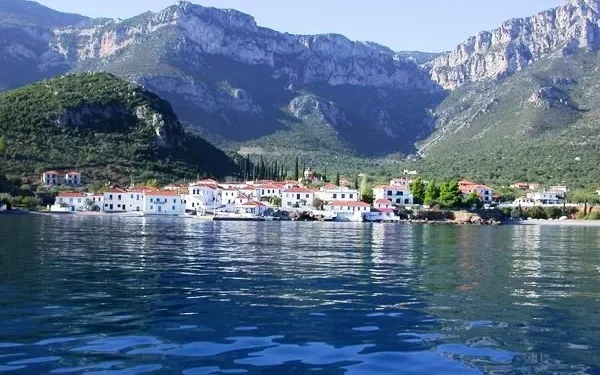 Το χωριό της Πελοποννήσου που απομονώθηκε από την υπόλοιπη Ελλάδα για να γλυτώσει από τους πειρατές
