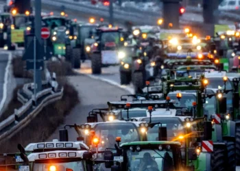 Ολλανδία: Αγρότες κλείνουν δρόμους