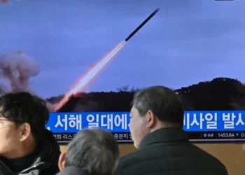 Η Βόρεια Κορέα εκτοξεύει πυραύλους κρουζ προς ανατολική κατεύθυνση