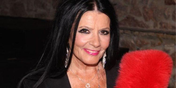 Ζωζώ Σαπουντζάκη: Το μήνυμα μέσα από το νοσοκομείο – Είμαι ζωντανή, ντροπή που θέλησαν να με παρουσιάσουν προ του τέλους