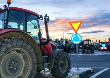 Ετοιμοι για την κάθοδο στην Αθήνα οι αγρότες – Σχεδιάζουν τα επόμενα βήματα, προχωρούν σε αποκλεισμούς δρόμων