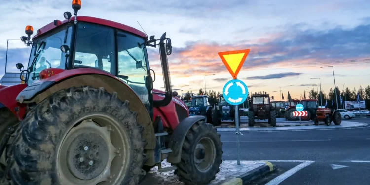 Ετοιμοι για την κάθοδο στην Αθήνα οι αγρότες – Σχεδιάζουν τα επόμενα βήματα, προχωρούν σε αποκλεισμούς δρόμων