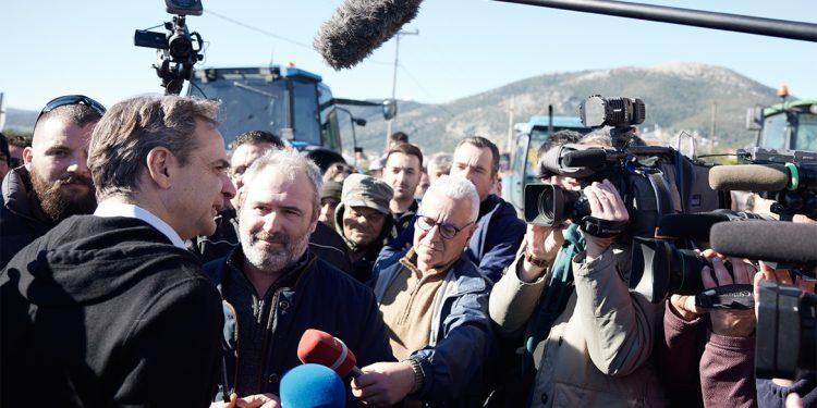 Προ των πυλών συνάντηση Μητσοτάκη με αγρότες στη Θεσσαλία