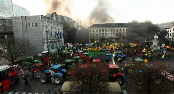 «Πολιορκούν» τις Βρυξέλλες οι αγρότες