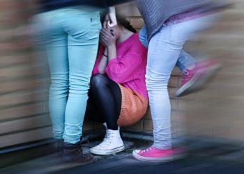 Θεσσαλονίκη: Παραδόθηκε η 15χρονη που χτύπησε συμμαθήτριά της – Απολογείται σήμερα