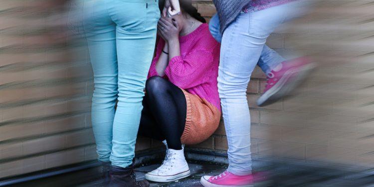 Θεσσαλονίκη: Παραδόθηκε η 15χρονη που χτύπησε συμμαθήτριά της – Απολογείται σήμερα