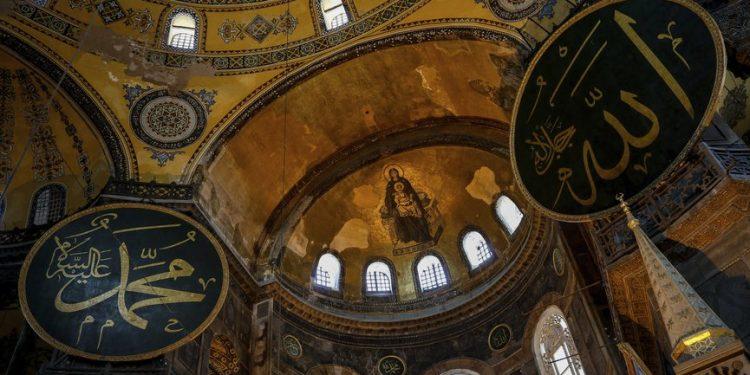 Αποσυναρμολόγηση μιναρέ της Αγίας Σοφίας για την αποκατάσταση ρωγμών