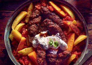 Κεμπάπ από αρνί και κοκκινιστά με ανάμεικτες πατάτες φούρνου