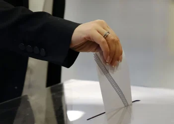 Metron Analysis: Κέρδη για ΝΔ, ΠΑΣΟΚ, ΣΥΡΙΖΑ από τον γάμο ομοφύλων – Αγκάθια η ακρίβεια και η εγκληματικότητα