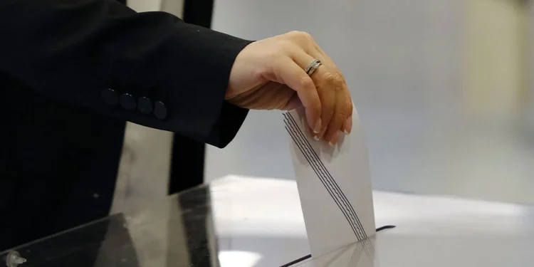 Metron Analysis: Κέρδη για ΝΔ, ΠΑΣΟΚ, ΣΥΡΙΖΑ από τον γάμο ομοφύλων – Αγκάθια η ακρίβεια και η εγκληματικότητα