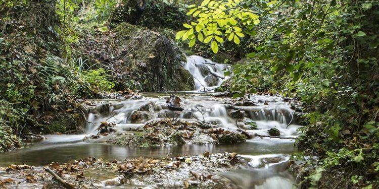 Ευρωστίνα: Το υπέροχο χωριό κοντά στην Αθήνα με το παραμυθένιο Ρέμα των Μύλων και το καλό φαγητό