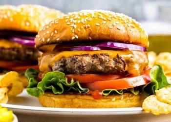 Η εξέλιξη της γεύσης: Πώς δημιουργήθηκε το πρώτο burger