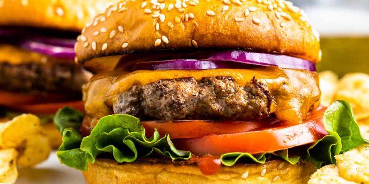 Η εξέλιξη της γεύσης: Πώς δημιουργήθηκε το πρώτο burger