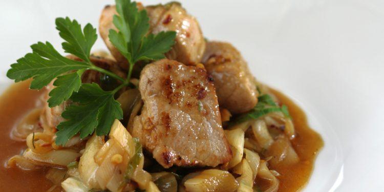 Κυριακάτικο τραπέζι με χοιρινό πρασάτο