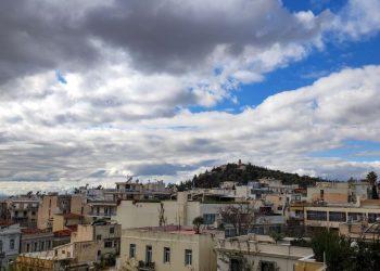Ο καιρός μπαίνει από το Σάββατο 27 Σεπτεμβρίου σε ρυθμούς φθινοπώρου καθώς πέφτει η θερμοκρασία και αναμένονται ισχυρές βροχές και καταιγίδες στην δυτική Ελλάδα