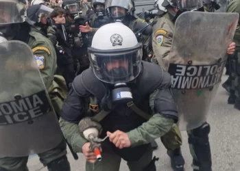 Θεσσαλονίκη: Τα ΜΑΤ χτύπησαν ρεπόρτερ του protothema.gr στην πορεία για τα Τέμπη – Βίντεο