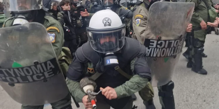 Θεσσαλονίκη: Τα ΜΑΤ χτύπησαν ρεπόρτερ του protothema.gr στην πορεία για τα Τέμπη – Βίντεο