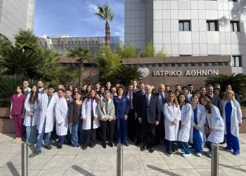 Φοιτητές της Ιατρικής Σχολής του Ευρωπαϊκού Πανεπιστήμιου Κύπρου (EUC) με διοικητικά στελέχη του Ομίλου Ιατρικού Αθηνών παρουσία της Καθηγήτριας ανατομίας και Κοσμήτορος του Ευρωπαϊκού Πανεπιστήμιου Κύπρου Dr. Elizabeth Johnson