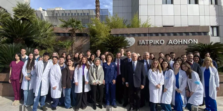 Φοιτητές της Ιατρικής Σχολής του Ευρωπαϊκού Πανεπιστήμιου Κύπρου (EUC) με διοικητικά στελέχη του Ομίλου Ιατρικού Αθηνών παρουσία της Καθηγήτριας ανατομίας και Κοσμήτορος του Ευρωπαϊκού Πανεπιστήμιου Κύπρου Dr. Elizabeth Johnson