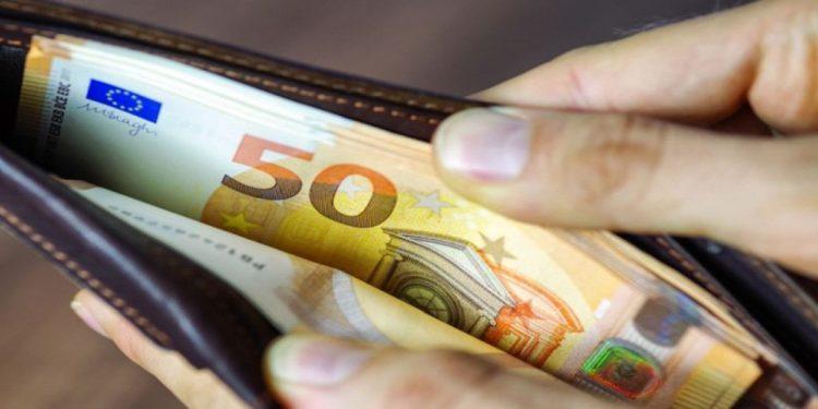 Μετρητά: Τέλος οι αγορές άνω των 500 ευρώ – Πόσο θα είναι το πρόστιμο