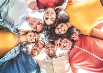 Η οικονομική απόγνωση θέλει… καλοπέραση – Η νέα τάση που φέρνει η Gen Z