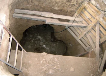 Τρίκαλα Κορινθίας: Σοκ από τετραμελή οικογένεια που διέμενε σε σπίτι με τούνελ 30 μέτρων! Έκρυβαν όπλα κάτω από πέτρες!