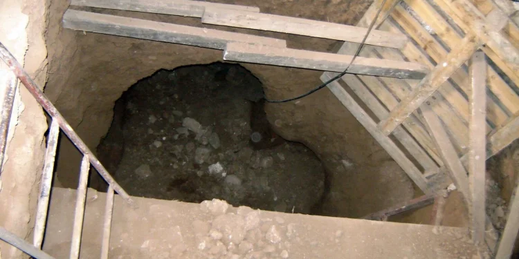 Τρίκαλα Κορινθίας: Σοκ από τετραμελή οικογένεια που διέμενε σε σπίτι με τούνελ 30 μέτρων! Έκρυβαν όπλα κάτω από πέτρες!