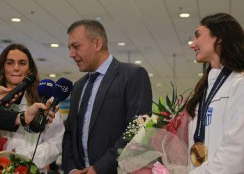 Αποθεωτική υποδοχή στα κορίτσια της καλλιτεχνικής κολύμβησης