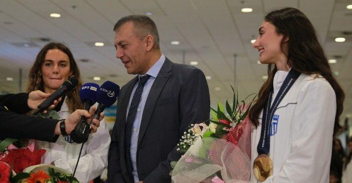 Αποθεωτική υποδοχή στα κορίτσια της καλλιτεχνικής κολύμβησης