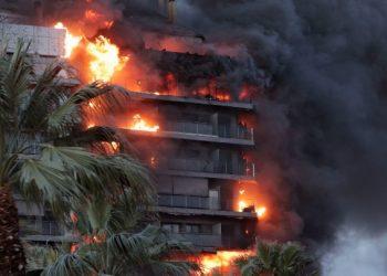 Ισπανία: Τουλάχιστον 13 τραυματίες από μεγάλη πυρκαγιά σε συγκρότημα κατοικιών στη Βαλένθια